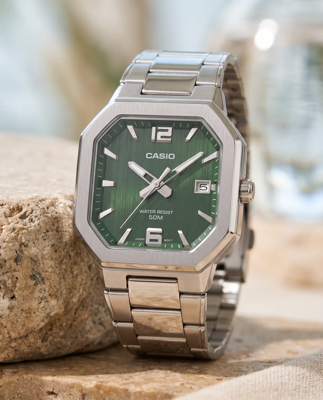 Đồng hồ Casio mặt xanh trên bệ đá, ảnh sản phẩm dựng bằng AI